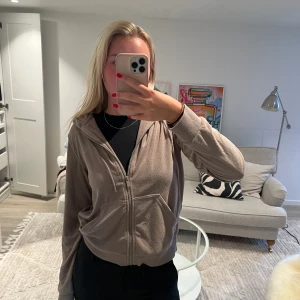 Ziptröja i brun/beihe färg - Ziptröja med huva 