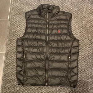  Ralph Lauren väst - Svart Polo Ralph lauren väst i absolut topp nyskick, inga defekter alls! 🚨Tröjan har tagits väl hand om och säljs för endast 1299🚨 Västen är S men passar M då Ralph Lauren oftast är stor i storleken! För fler frågor kom DM