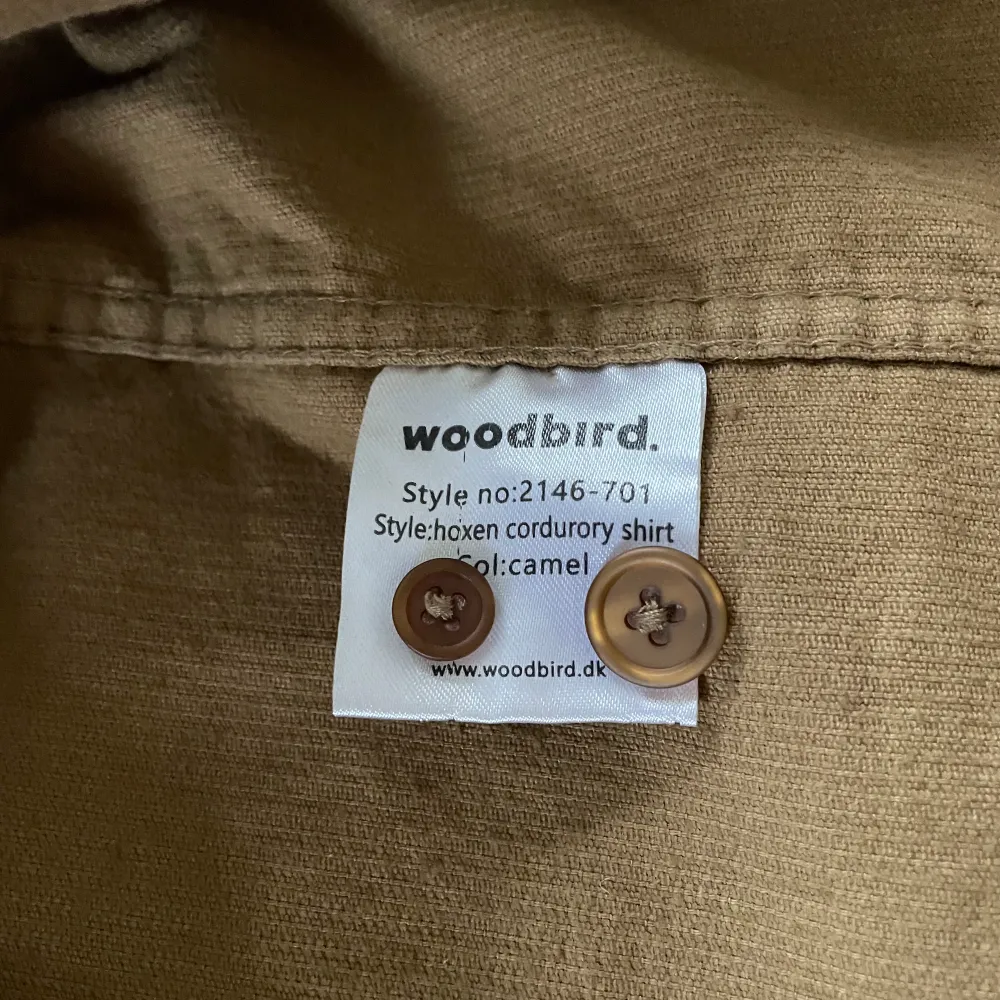 En fin Manchester skjorta från Woodbird. Säljer den då den är lite för liten för mig. Inga fläckar eller liknande, skick 9/10. Passar nog folk runt 170 cm, perfekt över en T-shirt eller som overshirt. Skriv vid frågor eller fler bilder!!. Skjortor.