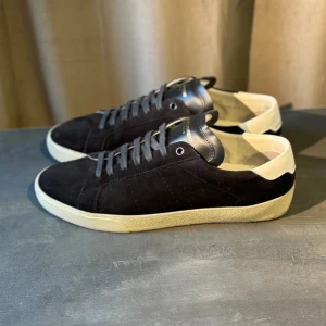 Saint Laurent  - Tja ! Säljer nu dessa ass feta Saint Laurent i ny skick. Använd ett fåtal ggr | inga defekter 🔥 nypris 7200kr mitt pris 2400. Priset går att diskutera vid snabb affär 😊dustbag och ysl kort ingår 🙌🏻 storlek 42 passar 0,5-1 storlek större🤝🏻🙏