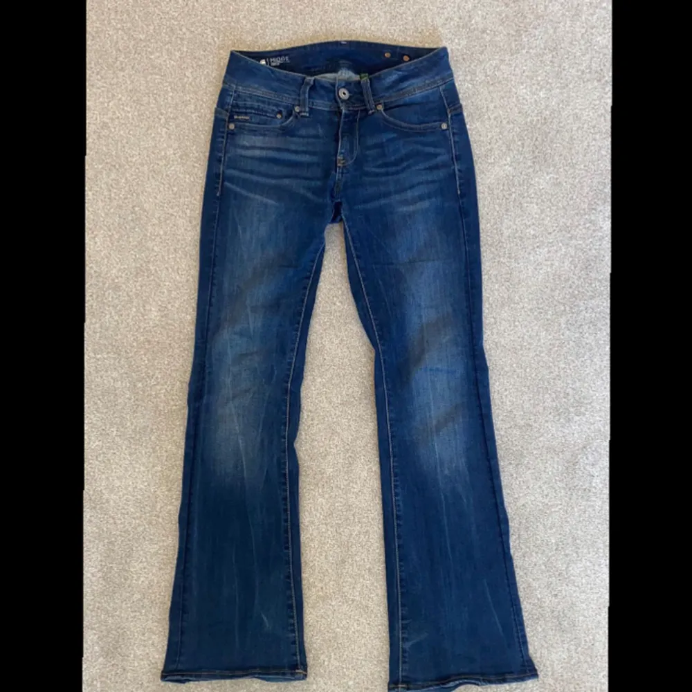 Säljer mina supersnygga mörkblåa g-star jeans som inte kommer till användning längre dom är i mycket bra skick storlek 27x30 Skriv gärna innan du köper💕 (Ord pris 1465). Jeans & Byxor.