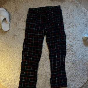 Fick dessa fina pyjamas byxor i julklapp men tyvärr är dem för korta för mig. Ordinarie priset är 250 men säljer för 80 kr.