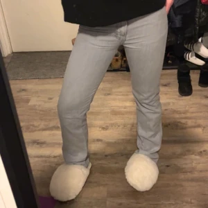 Lågmidjade jeans - Säljer dessa supersnygga jeansen i en ljusgrå riktigt snygg tvätt då dom tyvärr har blivit lite för små🥰 Använda ett fåtal gånger och i väldigt fin skick, skriv vid frågor eller funderingar☺️