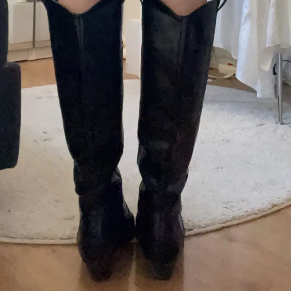 Säljer mina skitsnygga cowboyboots i storlek 37 ☺️ använts av mig 1 gång, men köpa second hand. Knappt märkbart använda! 💕vid snabb affär kan jag gå ner i pris 💗. Skor.