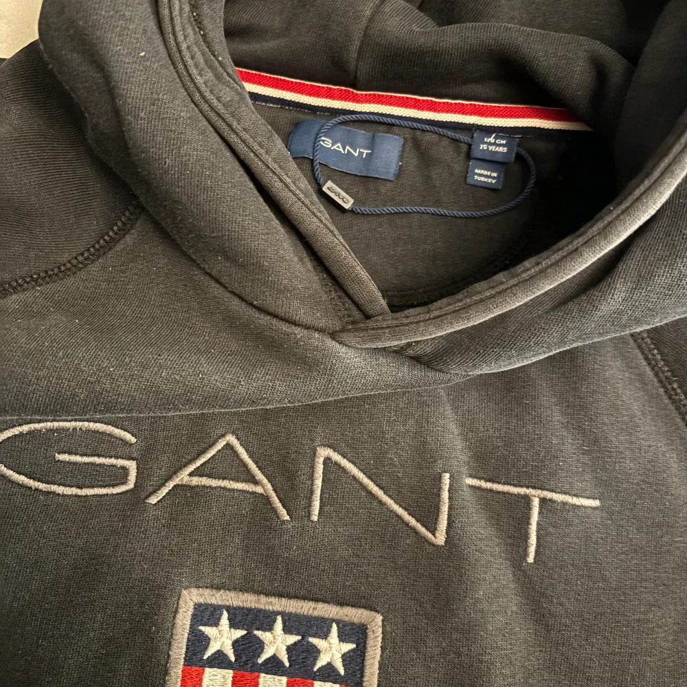 Gant hoodie i använt skick , ett hål (se bild) storlek 170. Hoodies.