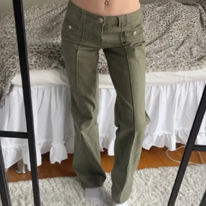 Gröna h&m jeans  - Populära och eftertraktade jeans från h&m. Storlek 36 men passar även en 38. Vill du köpa trycker du på köp nu, jag postar inom 24h