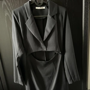 Kavajklänning  - Säljer nu min söta kavajklänning från NA-KD. Klänningen är aldrig använd, utan endast testad🥰🥰 Skriv för mer info och fler bilder