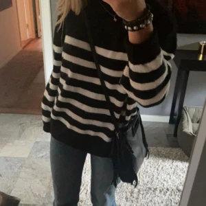 Stickad tröja - Fin randig stickad tröja från hm, storlek xs. Kommer ej till användning 