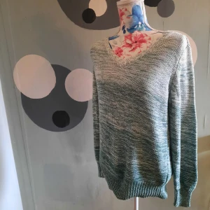 Stickad tröja stl 36/38 - Stickad tröja stl 36/38  Fint skick finns inget att anmärka på använd fåtal gånger