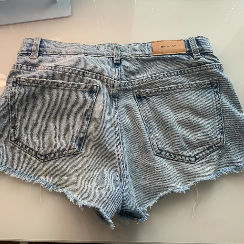 Ett par lågmidjade shorts från Gina young. Säljer då de har blivit försmå. Perfekta inför sommaren. Skriv om ni har några frågor. . Shorts.