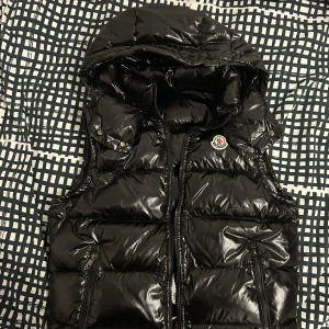 Moncler vest  - Det är en extremt fet Moncler vest köptes för 4000 och säljer nu för 2100, om du är intresserad bara att kika in💪🏻