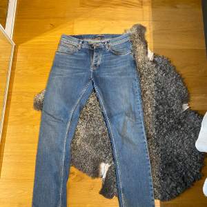 Ett par snygga nudie jeans använda fåtal gånger!  Modell, grim Tim! Nypris ligger på 1600. 33/32