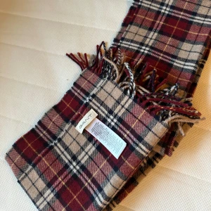 GANT halsduk, plommonröd. - Mjuk,lång och bred. Bra till höst/vinter Aldrig använd  Kliar inte. 