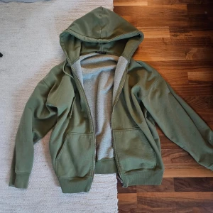 Brandy melville hoodie - Hoodie med dragkedja från brandy melville, endast använd ett fåtal gånger och därmed i nyskick❤️ nypris ca 500, säljer även samma i brunt