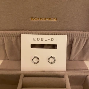 Edblad örhängen  - ”Glow studs mini steel” i silver från Edblad aldrig använda kvar i original förpackning  Nypris 299kr