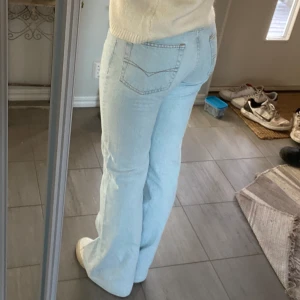 Lågmidjade Jeans  - Finaste ljusblåa lågmidjade bootcut jeansen från ONLY i storlek XS/S!!!! Perfekta till våren!! köpta på Plick och aldrig använda ute av mig, men bilderna är mina egna 💕💕💕💕 skriv vid fler frågor/funderingar. Jag är 170 och de går över skorna på mig. 