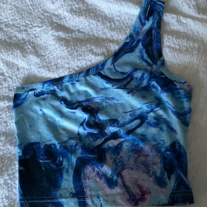 Topp - Blå enärmad topp Vet tyvärr ej vart den är ifrån Frakt ingår ej!