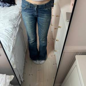 Jättesnygga lågmidjade jeans som är köpta second hand. De har ett litet hål som syns på sista bilden men det syns inte när man har dom på sig💗 Jag är 166 och brukar ha 36 i jeans.