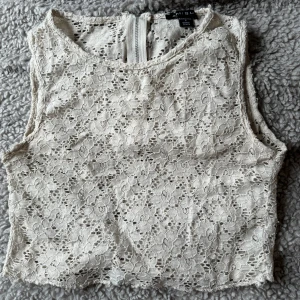 Söt topp - Kortare spetstopp med dragkedja på ryggen.  Köparen står för frakten 🎀