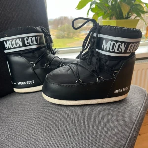 Svarta moonboots  - Använda 2 gånger.