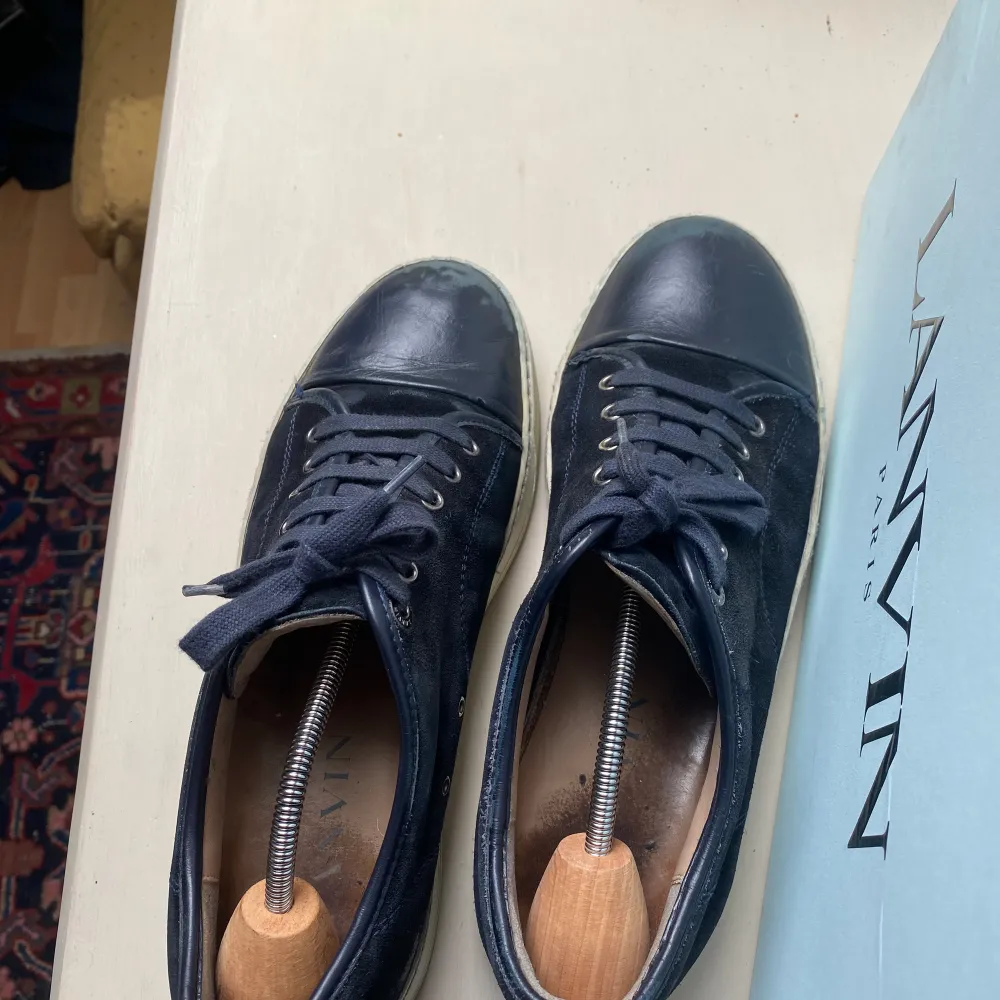 Säljer nu dessa riktigt feta Lanvin skorna i färgen blå, skick 8/10. Inga större slitage! Bara att hojta till vid intresse! Pris kan diskuteras🔥. Skor.