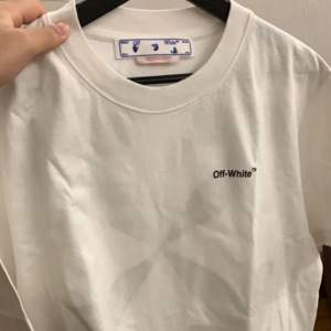 Helt ny Offwhite t shirt. Storlek L, nypris 5500kr. En liten tejp bit på grejen som håller tagsen, därav priset.