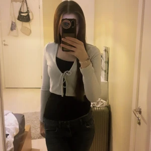 Vit kofta  - Vit kofta i bra skick. Säljer pågrund av att den aldrig kommer till användning💗