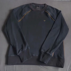 As skön truey sweater - As fet o skön truey sweater 🤤🤤unik asf 🙏💯selling cause need cash o den kmr nt t användning😞🙏pris kan diskuteras fr🐊🐊