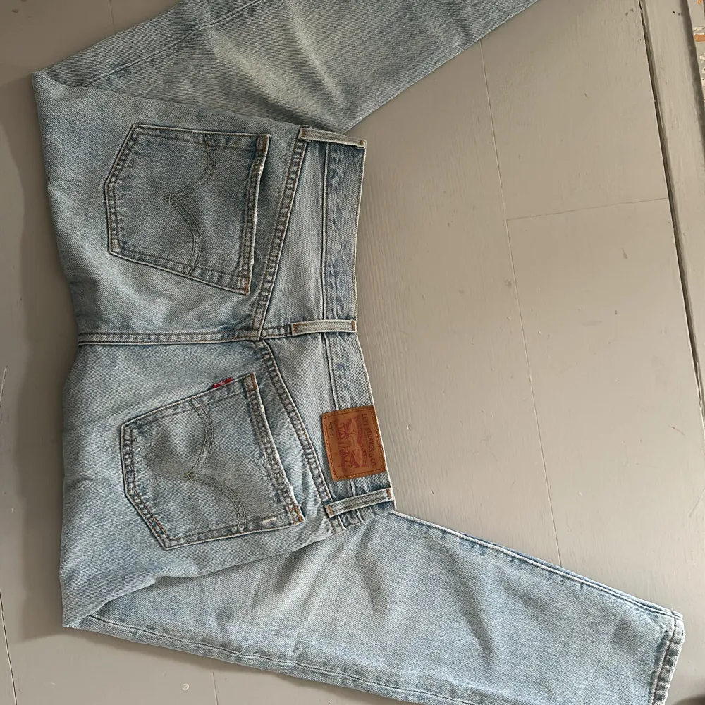 Hej säljer min Levi’s jeans, nyskick. Priset kan diskuteras vid snabbaffär✨. Jeans & Byxor.