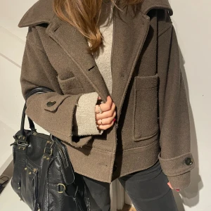 Kappa  - Säljer min bruna kappa från Kappahl då den inte kommer till användning längre! Jag köpte den för ca ett halv år sen, den är i bra skick bara lite nopprig men det går att ta bort! 💘 originalpris är 899kr ❤️ storlek M men passar på mig som har S