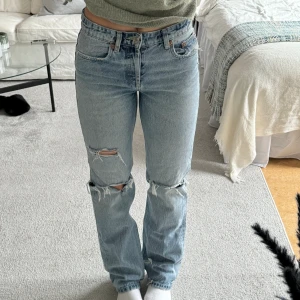 Zara straight jeans - Säljer då jag har flera likadana och dessa kommer inte till användning. Använda med fint skick! 