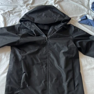 Vindjacka perfekt för detta väder - En vindjacka som är använd 2ggr och säljer den nu för jag växt ut den ord pris på den var 1.199