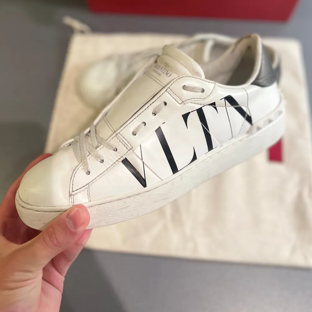 Hej! Säljer nu dessa sjukt snygga vita Valentino open skorna med ”VLTN” textat på sidorna. Toppen skick. Storlek 38 men passar 0,5-1 storlek större. Tillkommer skopåse & kort. Kan frakta eller mötas upp i Kungälv. PM 📩för fler frågor/bilder :). Skor.