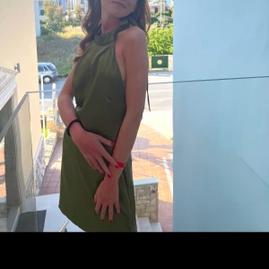 olivgrön halterneck klänning - svinsnygg halterneck klänning från bikbok. använd 2 gånger.