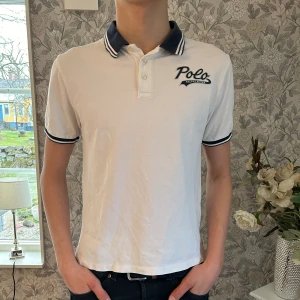 Ralph lauren piké  - En riktigt fet piké från Ralph lauren som är perfekt till sommaren. Piken är i bra skick och det är inga tecken på slitage. Modellen på bilden är 185cm