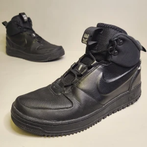 Nike Path Winter Storlek 43 Sneakers Skor Kängor Svart - 14 dagars ångerrätt! Skick: Skorna är i mycket bra skick. Inga hål på utsidan eller insidan. Ingen illa lukt. Hör av dig om du har några frågor! Tack för att du tittade!