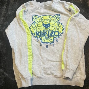 Kenzo Tjocktröja - Säljer denna tvärfeta kenzo hoodie då jag växt ut den. Den är 54cm i lång och 47cm i bredd. Passar 10-11 år. Skick: 9/10 behöva strykas. Hör av vid frågor eller fler bilder. Peace out!🍾💎
