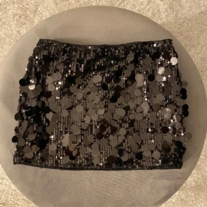 Paljett kjol - Söt minikjol, helt ny, säljer för den inte passade