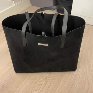 Säljer denna svarta väska. Säljer pga att den inte kommer till användning längre. Den är i bra skick och bara använd fåtal gånger.💗