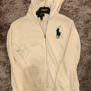 Ralph lauren zip hoodie   - Säljer denna Ralph lauren zip hoodie då en inte kommer till användning. Har två jätte små fläckar som inte går bort,syns på bild två. Ny pris 1200kr mitt pris 200kr. Skriv gärna till mig    för mer bilder eller övrigt/ Alex 