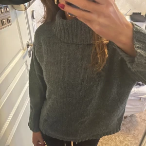 Stickad polo - Så fin olivgrön stickad polotröja❤️