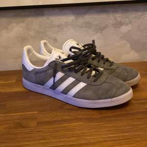 Tjenare säljer nu dessa riktigt schyssta Adidas Gazelle skor i riktigt bra skick! Hör av er vid frågor och funderingar!