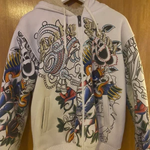 vintage fur ed hardy hoodie - Säljer min feta ed hardy hoodie som jag har haft ett tag nu, köpte den av kompis för inte så länge sen. För mer bilder är de bara att skriva privat, priset kan arnas diskuteras.