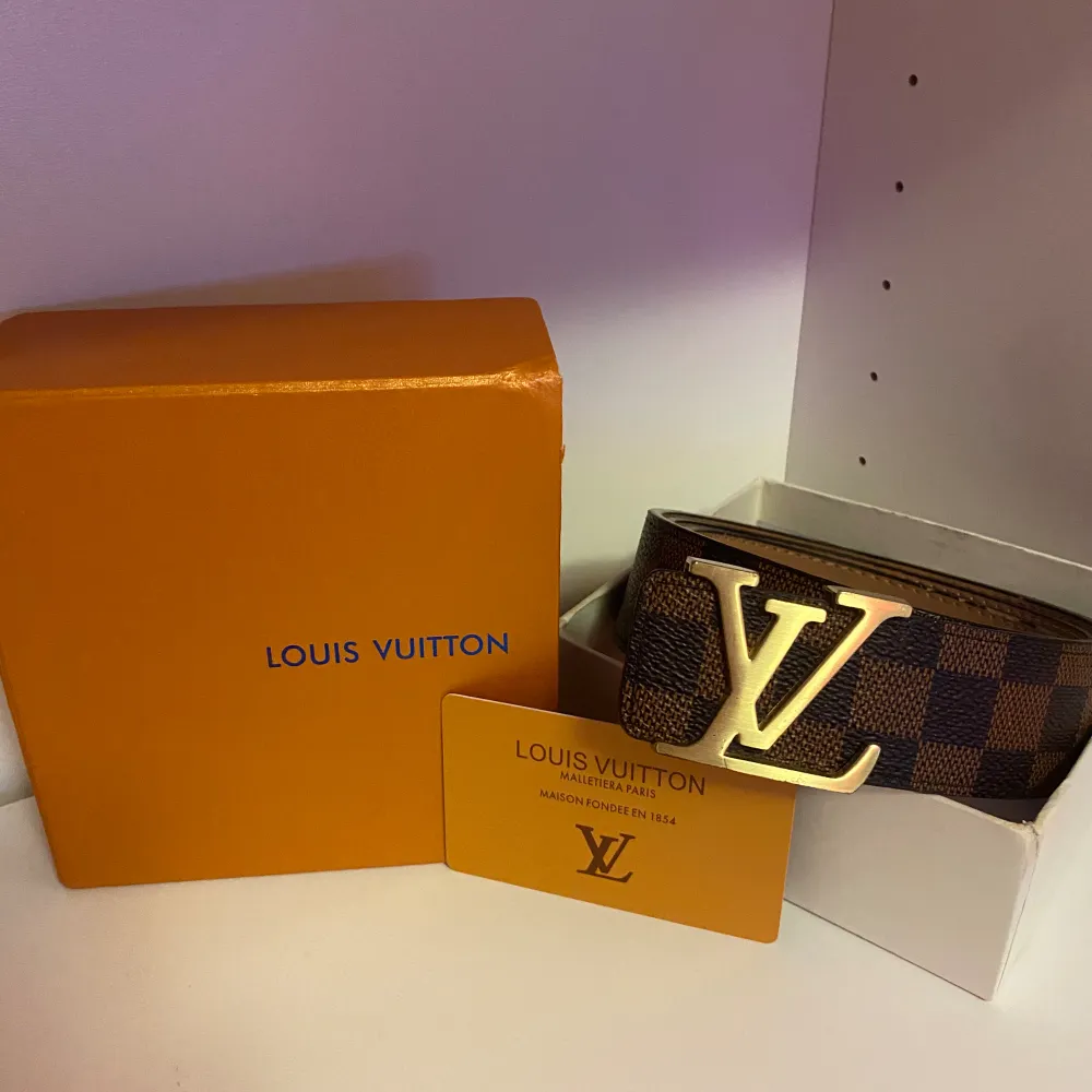 Säljer mitt bruna Louis Vuitton bälte med guldig buckle, det är använt lite då och då så finns lite tecken på användning (syns inte vid användning) storleken är 110 men fler hål är gjorda. Kan ej garantera äkthet då det är köpt på plick.. Accessoarer.