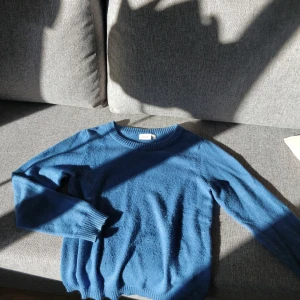 Stickad tröja från vila - Fin stickad tröja från vila. Lite nopprig men i fint skick! Har en likadan i en mörkare blå färg. Bara att skriva vid frågor eller funderingar 💕