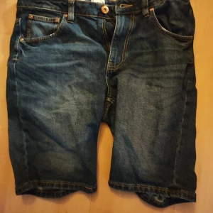 Jeansshorts - Ser knappt använd ut. Storlek Medium