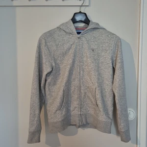 Gant hoodie 170cl - Grå hoodie med dragkedja från GANT Använd få gånger. Tvättade 1 gång
