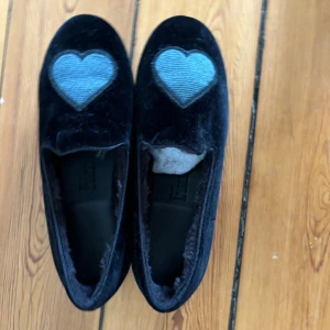 Hums tofflor  - Jätte snyggaheöt oanvända  hums tofflor med hjärtan st37❤️säljer pga att de är för små för mig 💗