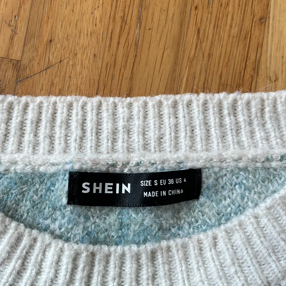 Fin stickad tröja från SHEIN, några år gammal men sällan använd. . Tröjor & Koftor.