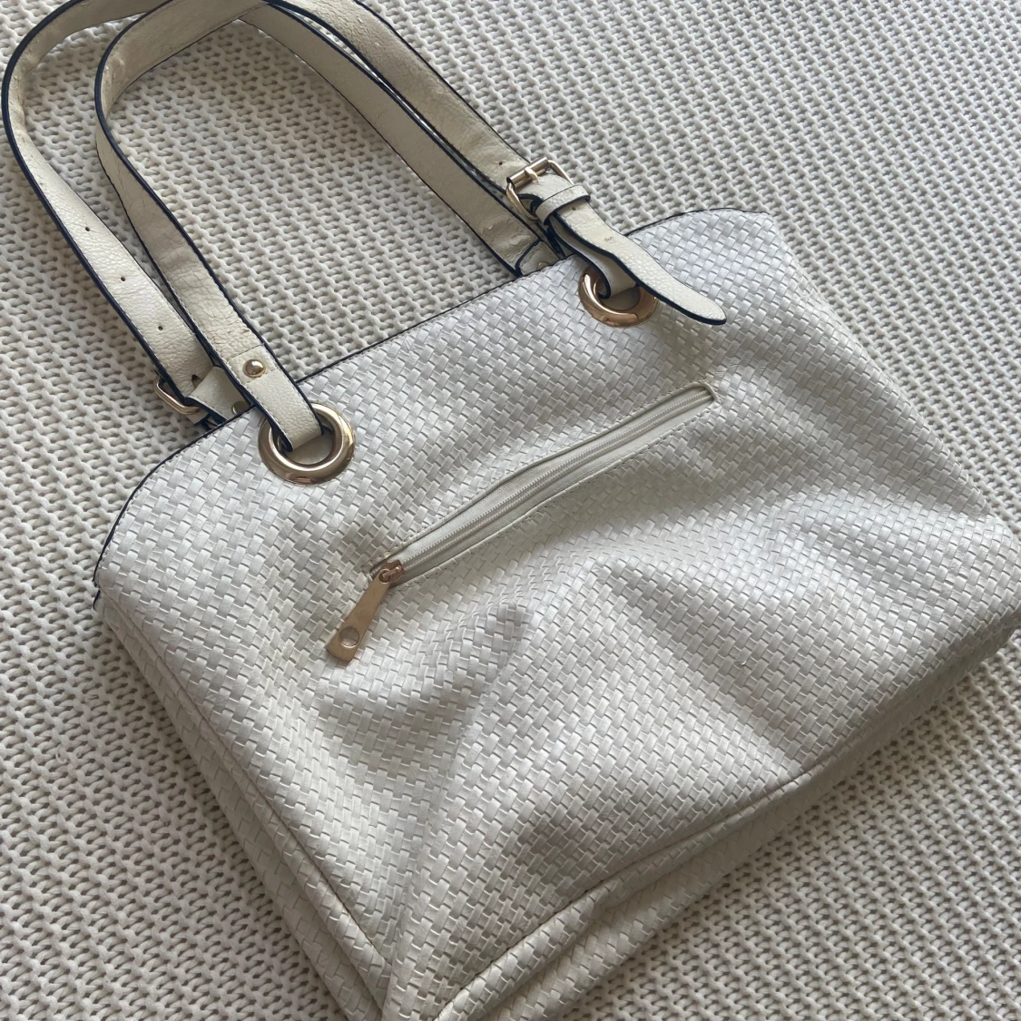 Fin vit läder väska i guldiga och svarta detaljer. - 90